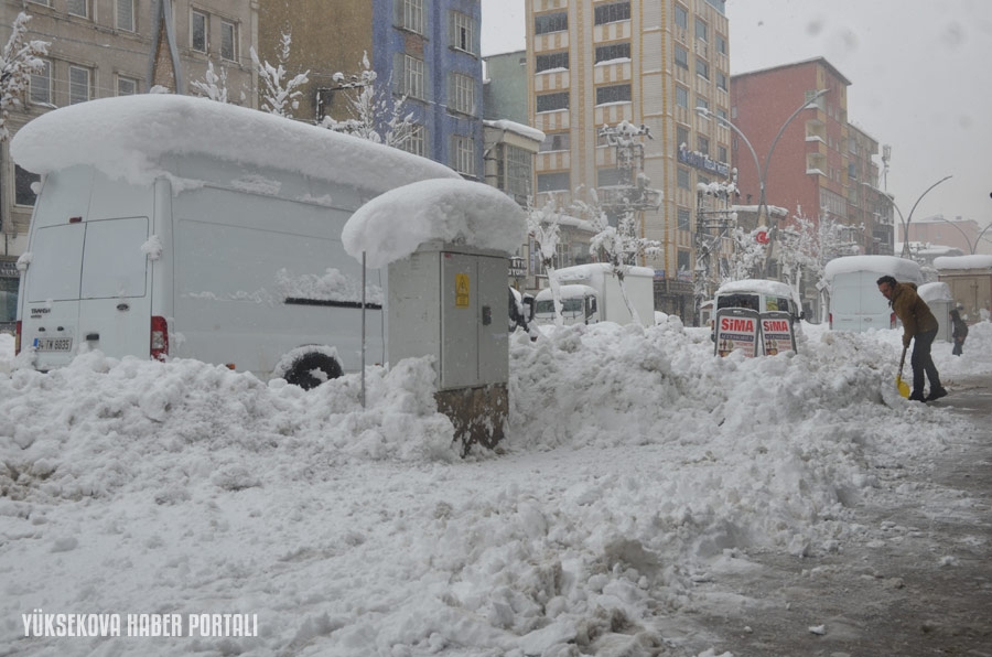 Yüksekova'da kar yağışından fotoğraflar  - 27-12-2019 14