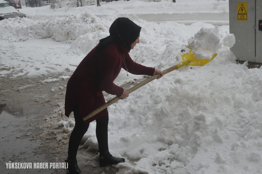 Yüksekova'da kar yağışından fotoğraflar  - 27-12-2019 15