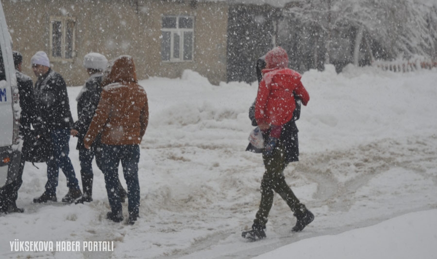 Yüksekova'da kar yağışından fotoğraflar  - 27-12-2019 17