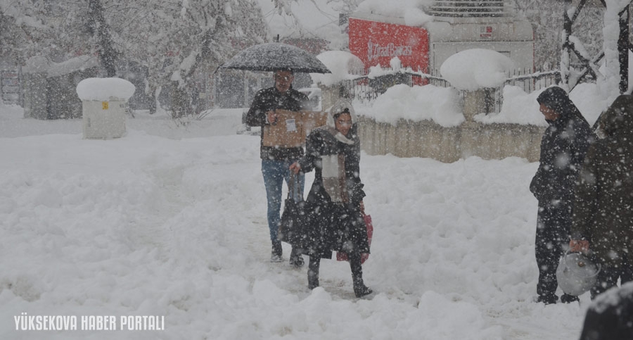 Yüksekova'da kar yağışından fotoğraflar  - 27-12-2019 8