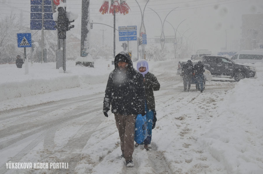 Yüksekova'da kar yağışından fotoğraflar  - 27-12-2019 9