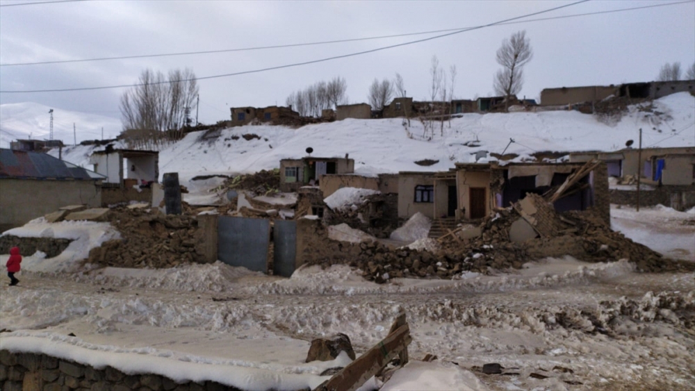 Başkale'de depremin yıktığı köylerden fotoğraflar 1