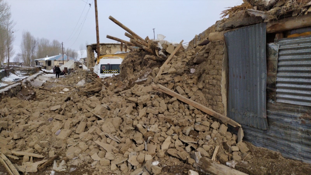 Başkale'de depremin yıktığı köylerden fotoğraflar 11