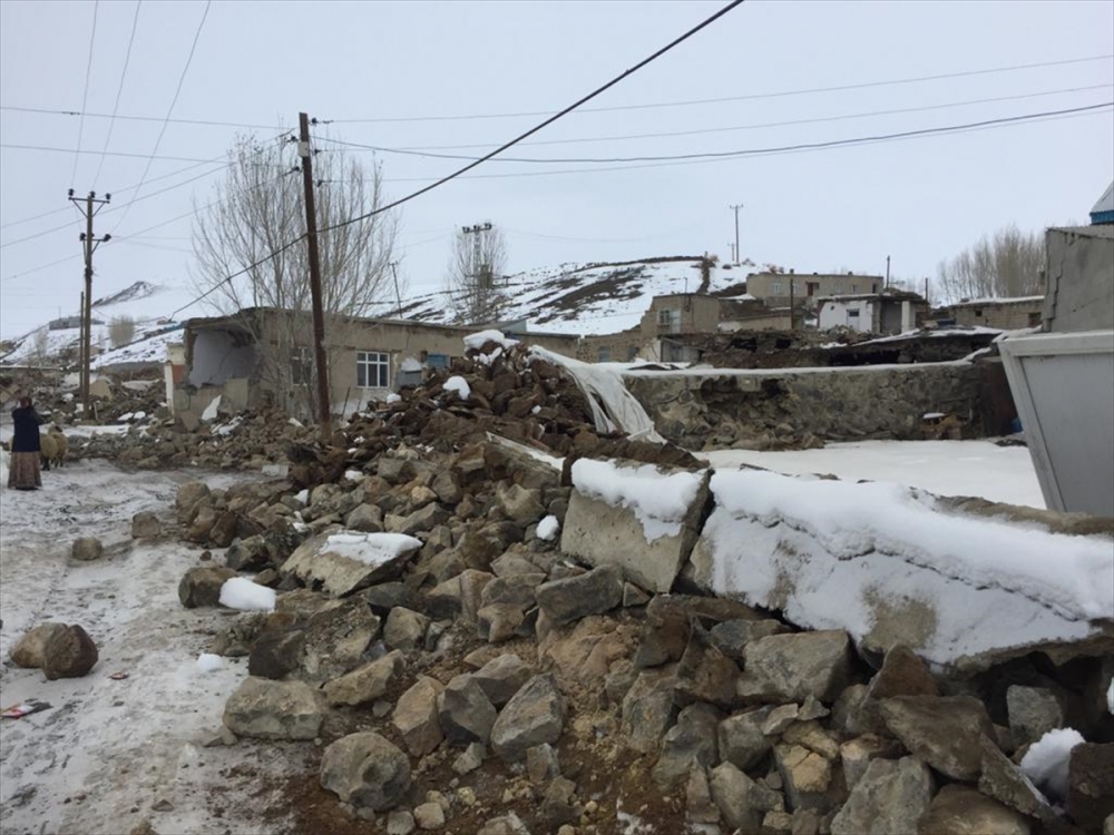 Başkale'de depremin yıktığı köylerden fotoğraflar 18
