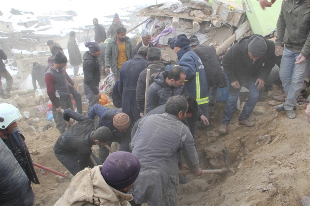 Başkale'de depremin yıktığı köylerden fotoğraflar 24