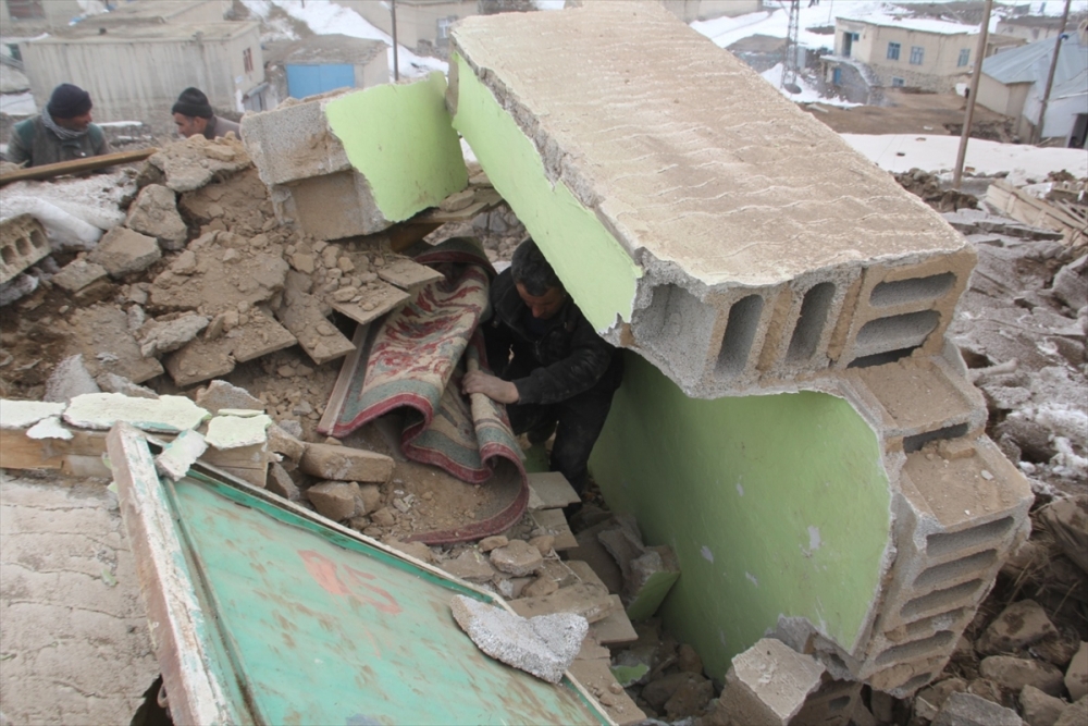 Başkale'de depremin yıktığı köylerden fotoğraflar 27