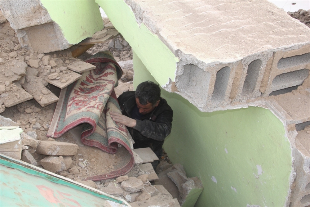 Başkale'de depremin yıktığı köylerden fotoğraflar 30