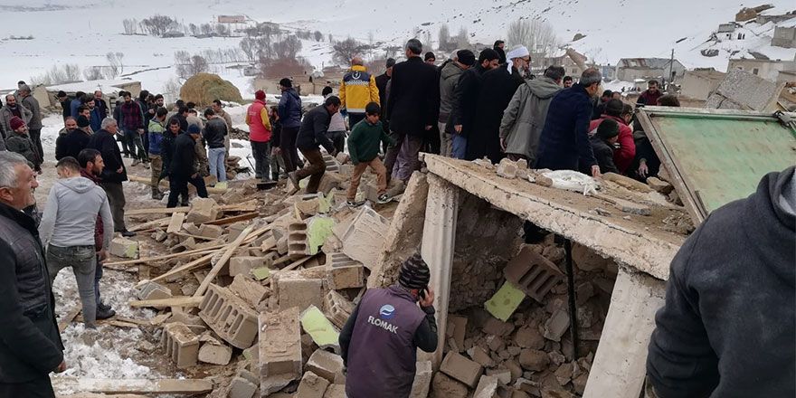 Başkale'de depremin yıktığı köylerden fotoğraflar