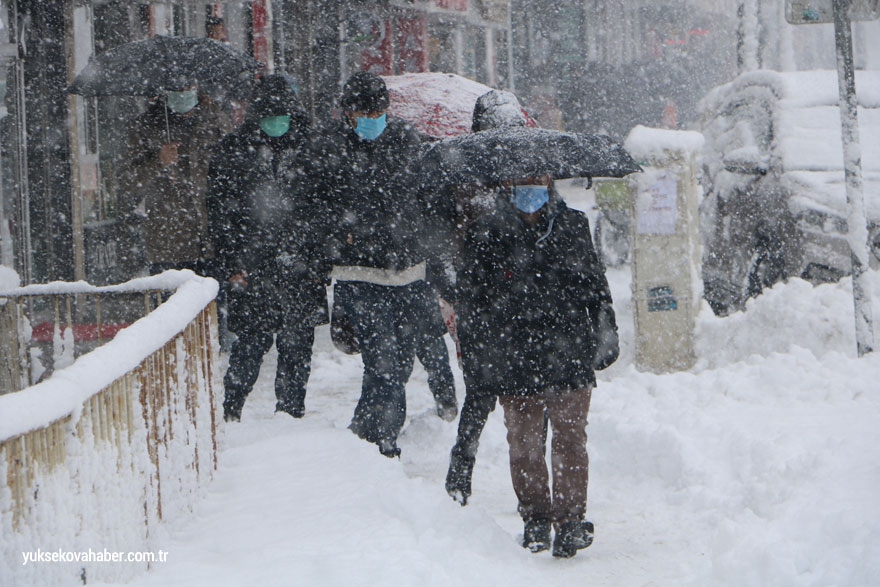 Yüksekova'da kar yağışı - 18-01-2021 15