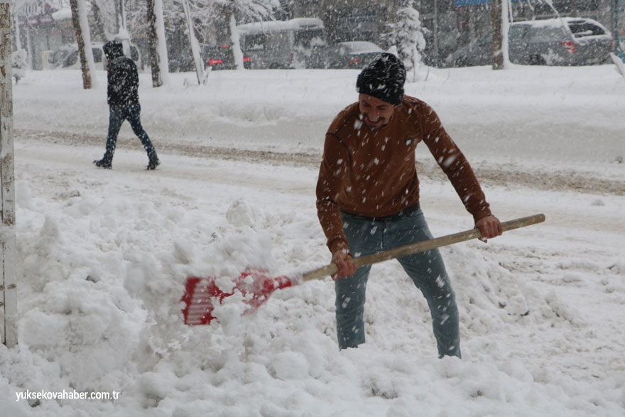 Yüksekova'da kar yağışı - 18-01-2021 9