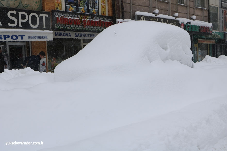 Yüksekova'da kar yağışı devam ediyor 4