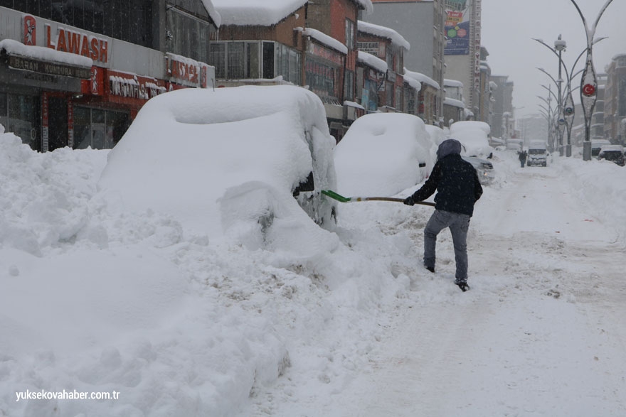 Yüksekova'da kar yağışı devam ediyor 5