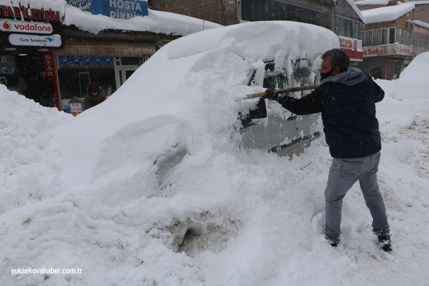 Yüksekova'da kar yağışı devam ediyor 6