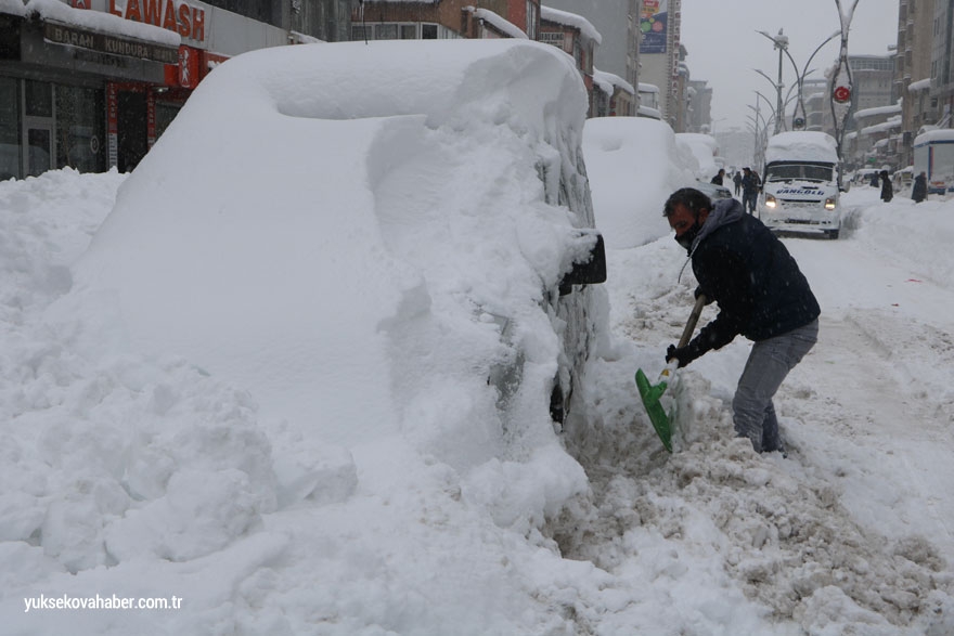 Yüksekova'da kar yağışı devam ediyor 7