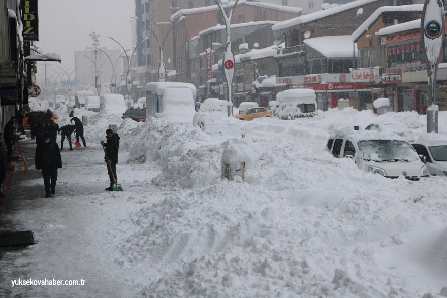 Yüksekova'da kar yağışı devam ediyor 9