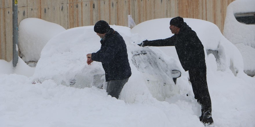 Yüksekova'da kar yağışı devam ediyor
