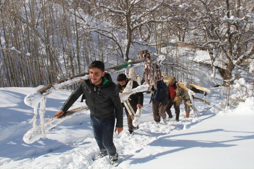 Hayvanları için dondurucu soğukta karlı tepelerden ot taşıyorlar 14
