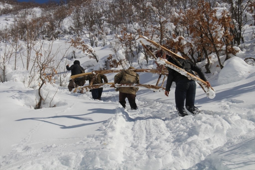 Hayvanları için dondurucu soğukta karlı tepelerden ot taşıyorlar 6