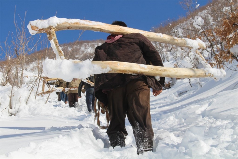 Hayvanları için dondurucu soğukta karlı tepelerden ot taşıyorlar 7