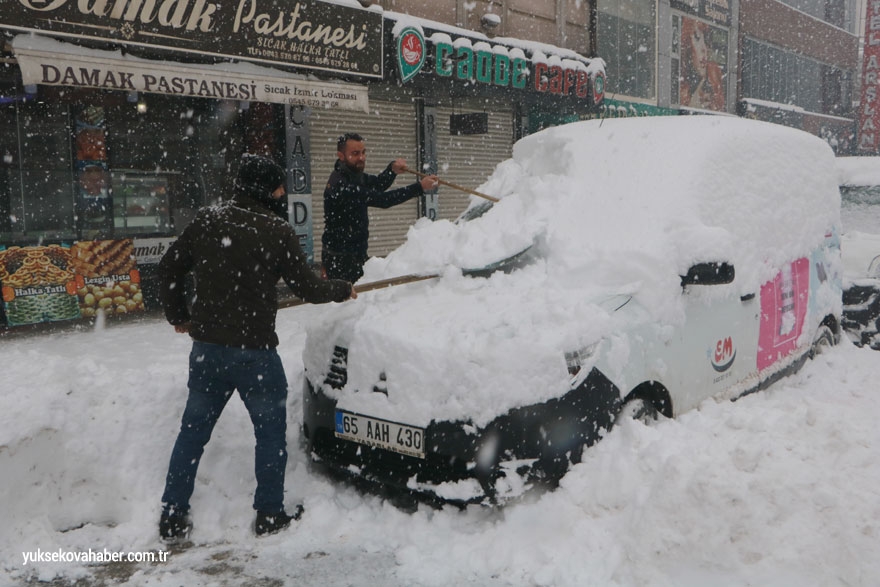 Yüksekova'da kar yağışı etkili oldu 10