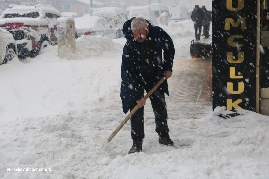 Yüksekova'da kar yağışı etkili oldu 16
