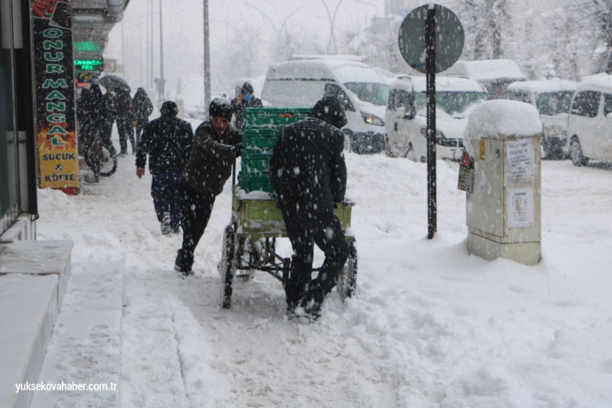 Yüksekova'da kar yağışı etkili oldu 20