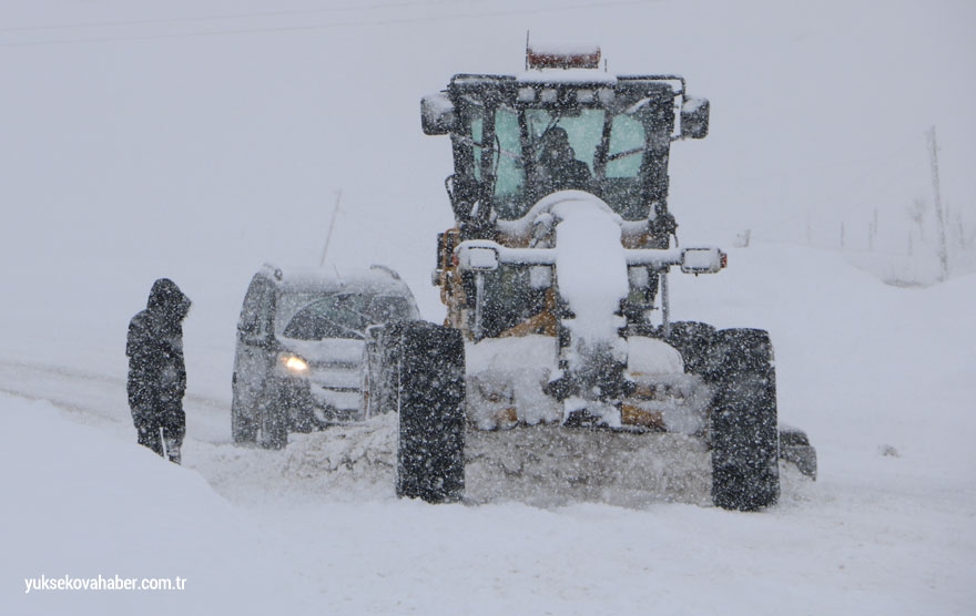 Yüksekova'da kar yağışı etkili oldu 5