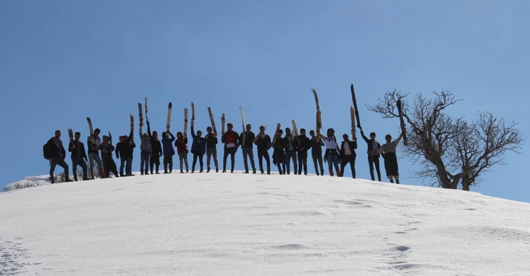 Şemdinlili gençler karlı tepeleri kayak pistine çevirdi 10
