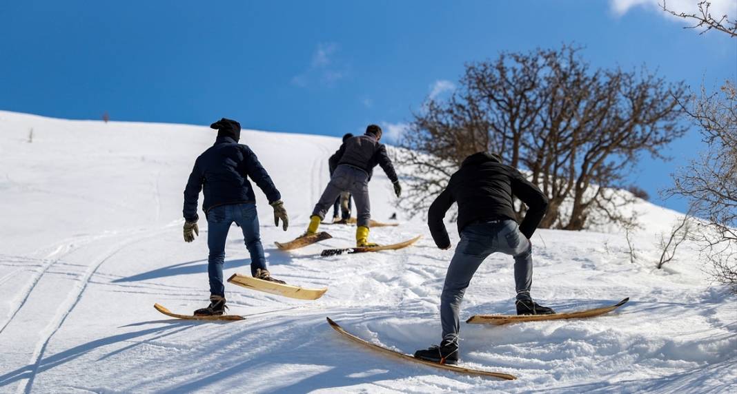 Şemdinlili gençler karlı tepeleri kayak pistine çevirdi 13