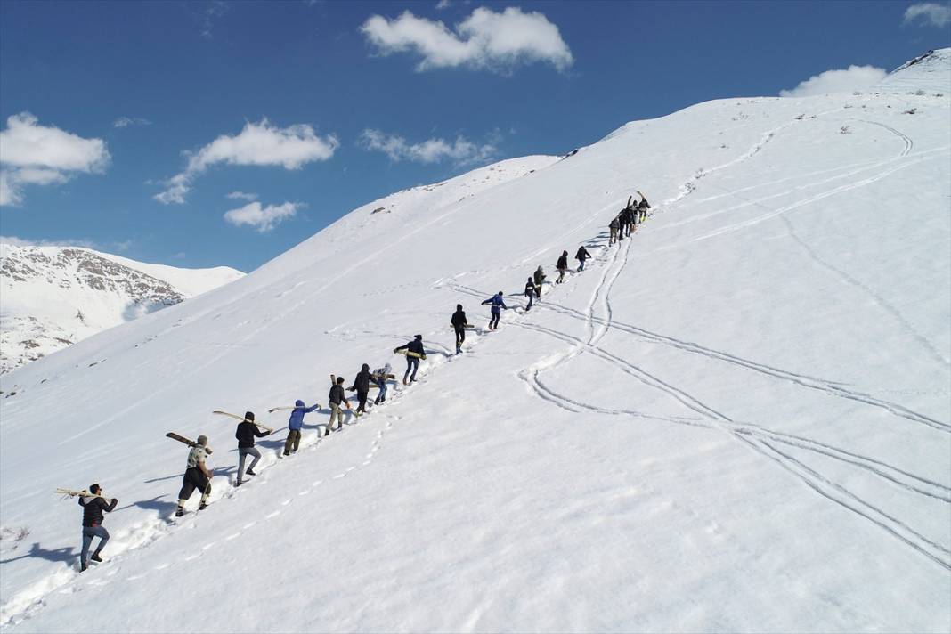 Şemdinlili gençler karlı tepeleri kayak pistine çevirdi 18