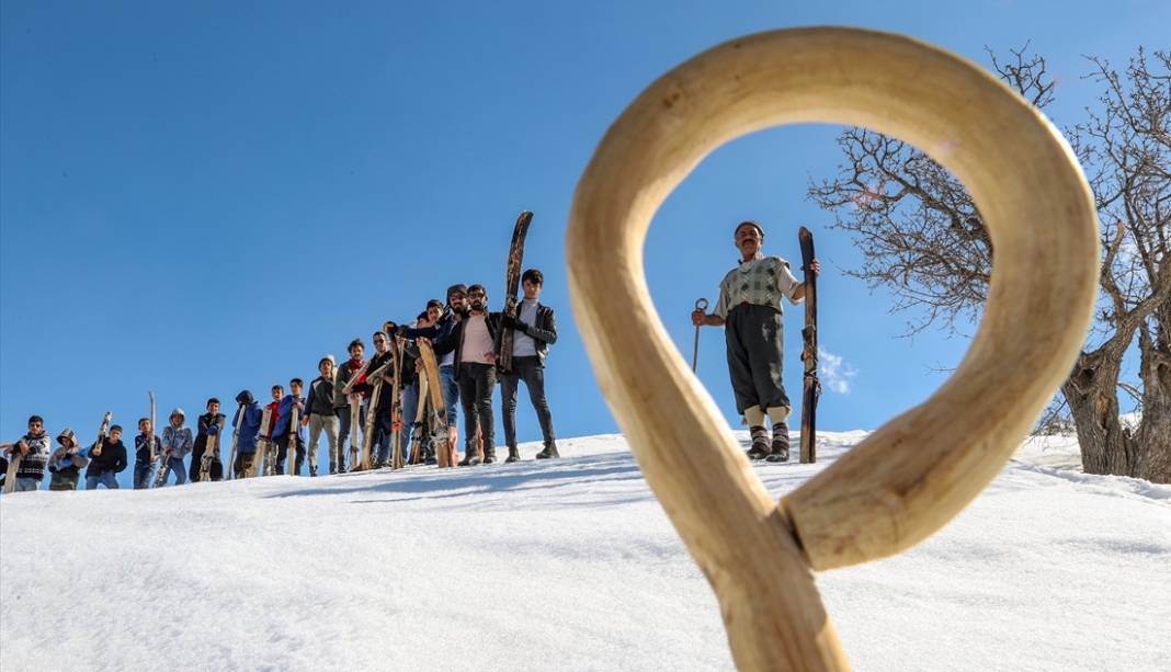 Şemdinlili gençler karlı tepeleri kayak pistine çevirdi 19
