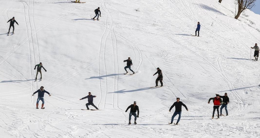 Şemdinlili gençler karlı tepeleri kayak pistine çevirdi 21