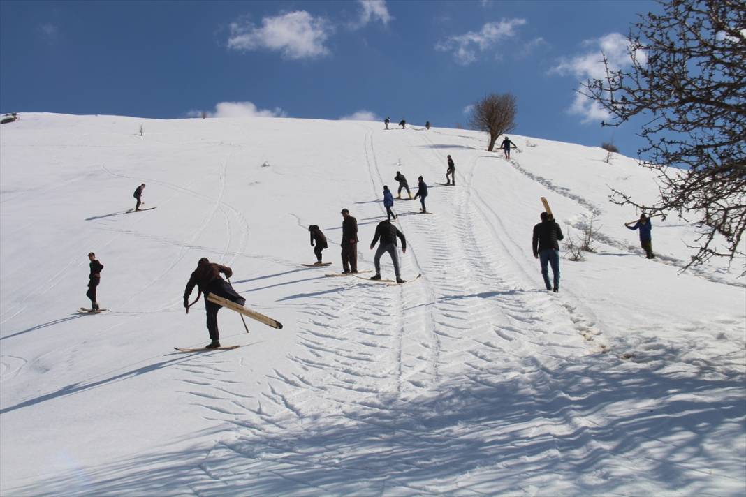 Şemdinlili gençler karlı tepeleri kayak pistine çevirdi 28