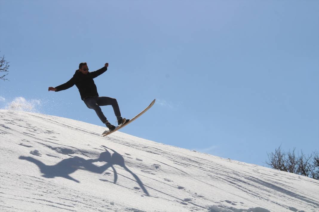 Şemdinlili gençler karlı tepeleri kayak pistine çevirdi 29