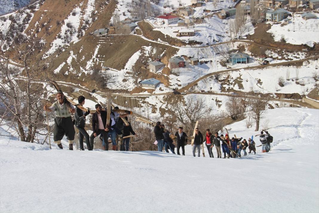 Şemdinlili gençler karlı tepeleri kayak pistine çevirdi 30