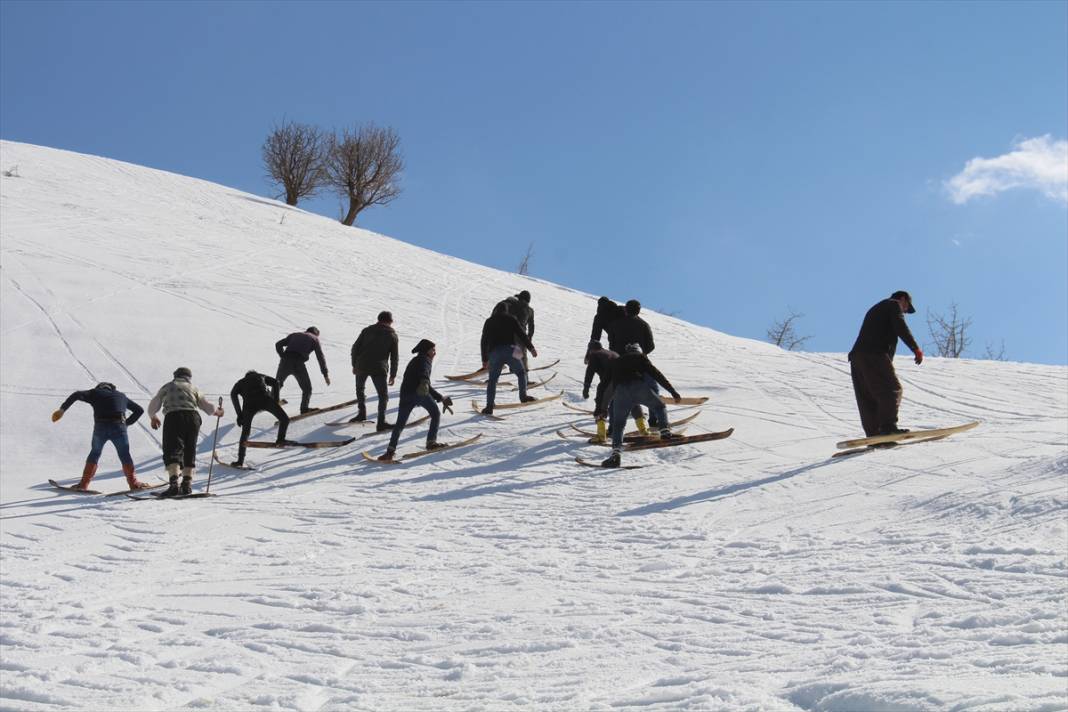 Şemdinlili gençler karlı tepeleri kayak pistine çevirdi 31