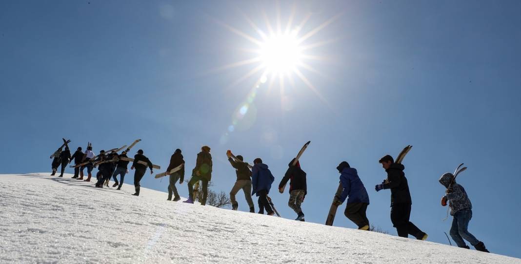 Şemdinlili gençler karlı tepeleri kayak pistine çevirdi 4