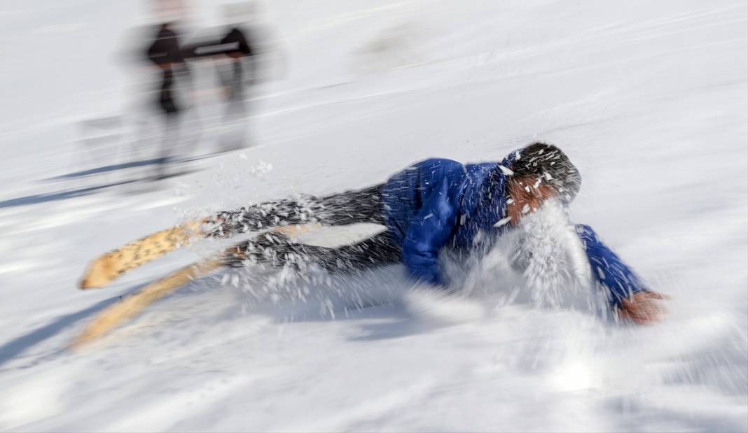 Şemdinlili gençler karlı tepeleri kayak pistine çevirdi 6