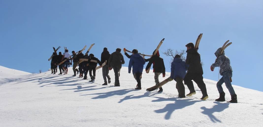 Şemdinlili gençler karlı tepeleri kayak pistine çevirdi 7
