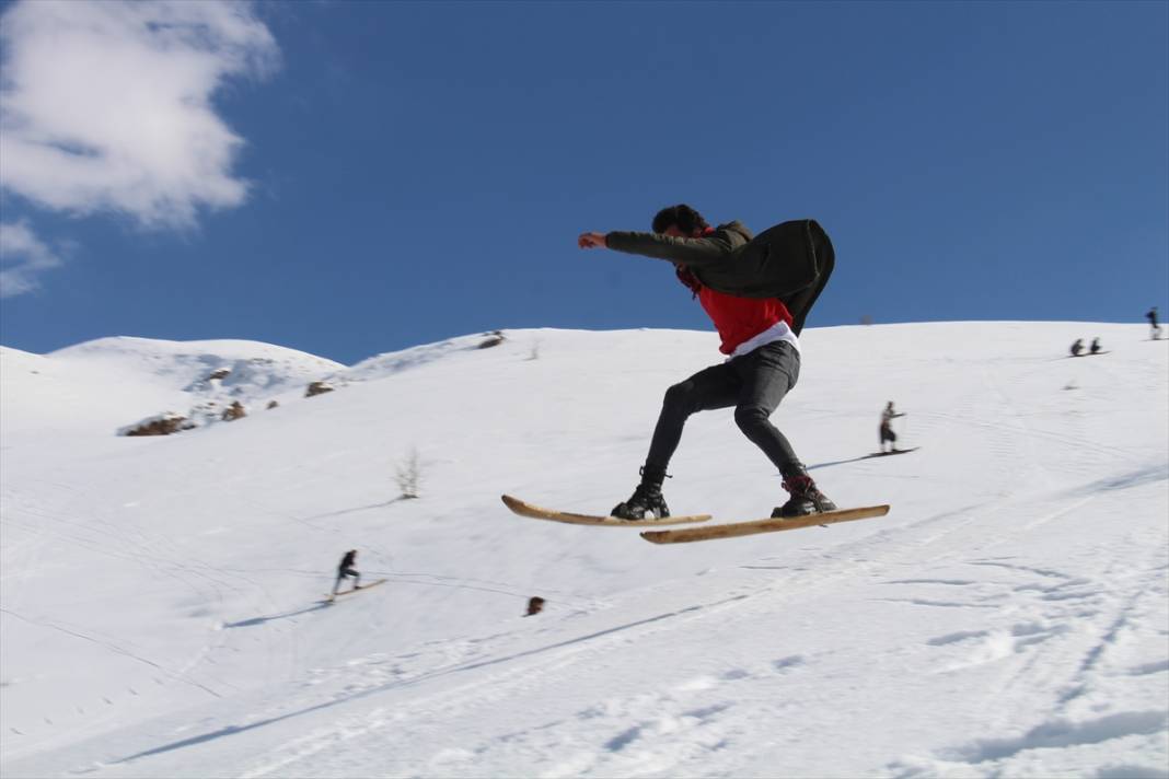 Şemdinlili gençler karlı tepeleri kayak pistine çevirdi 9