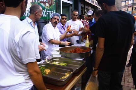 Hakkari'de ramazanın ilk günü iftar telaşından fotoğraflar 1