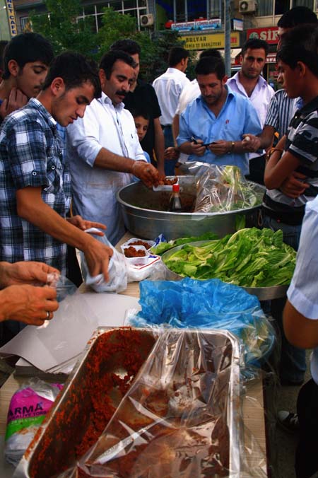 Hakkari'de ramazanın ilk günü iftar telaşından fotoğraflar 3