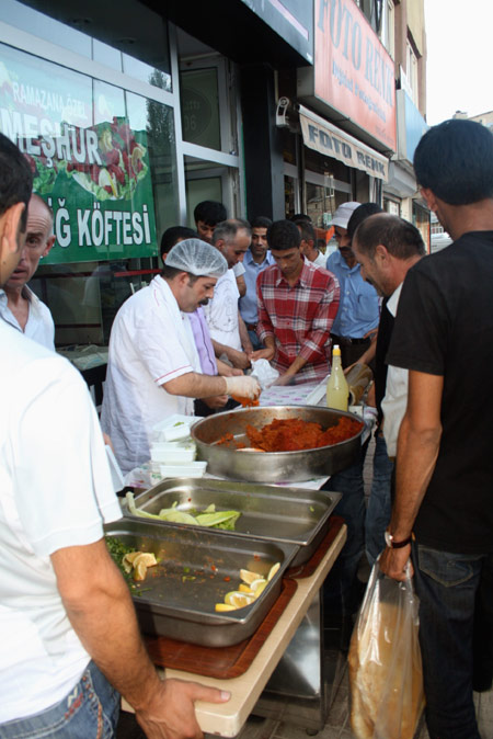 Hakkari'de ramazanın ilk günü iftar telaşından fotoğraflar 47