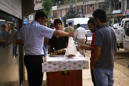 Hakkari'de ramazanın ilk günü iftar telaşından fotoğraflar 7