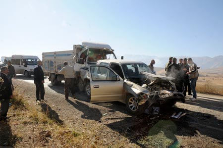 Yüksekova'da 2 kaza: 20 yaralı 19