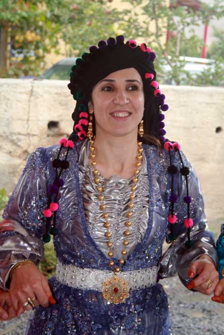 Kofi, Kürt kadınının 'baş tacı' 112