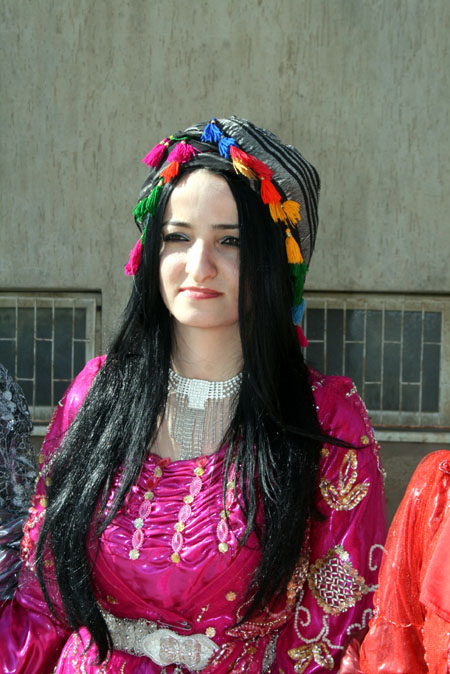 Kofi, Kürt kadınının 'baş tacı' 115