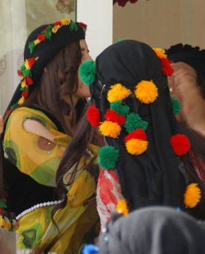 Kofi, Kürt kadınının 'baş tacı' 25