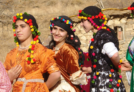 Kofi, Kürt kadınının 'baş tacı' 48