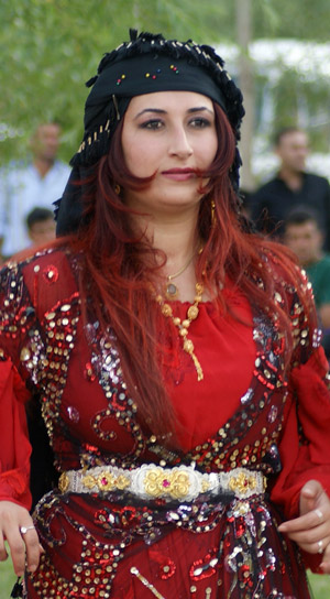 Kofi, Kürt kadınının 'baş tacı' 74